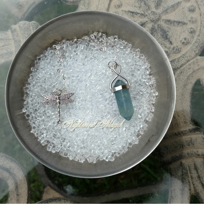 Fly, dragonfly (blue fluorite pendulum)