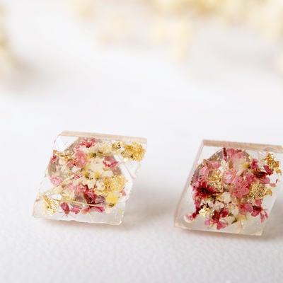 Real dried flowers and resin diamond stud earrings in pink and white with gold foil