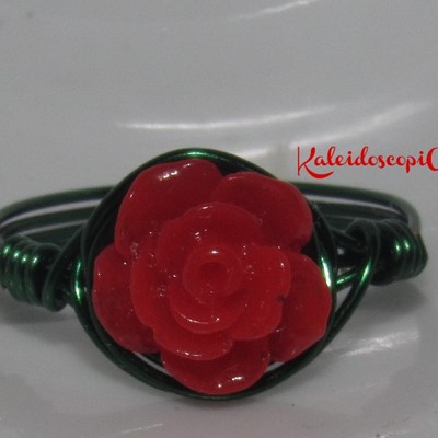 Red rose ring (in green wire)