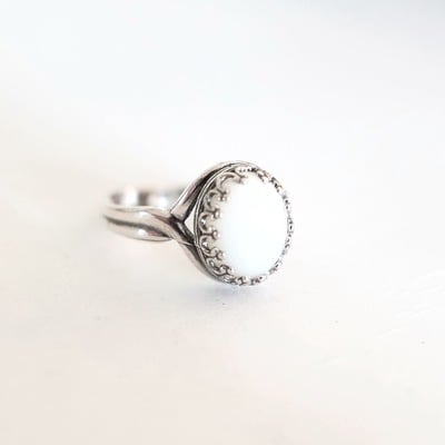 Mini oval mother of pearl ring 