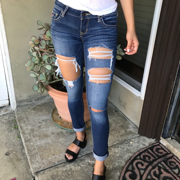 Distressed Dark Washed Skinny Jeans