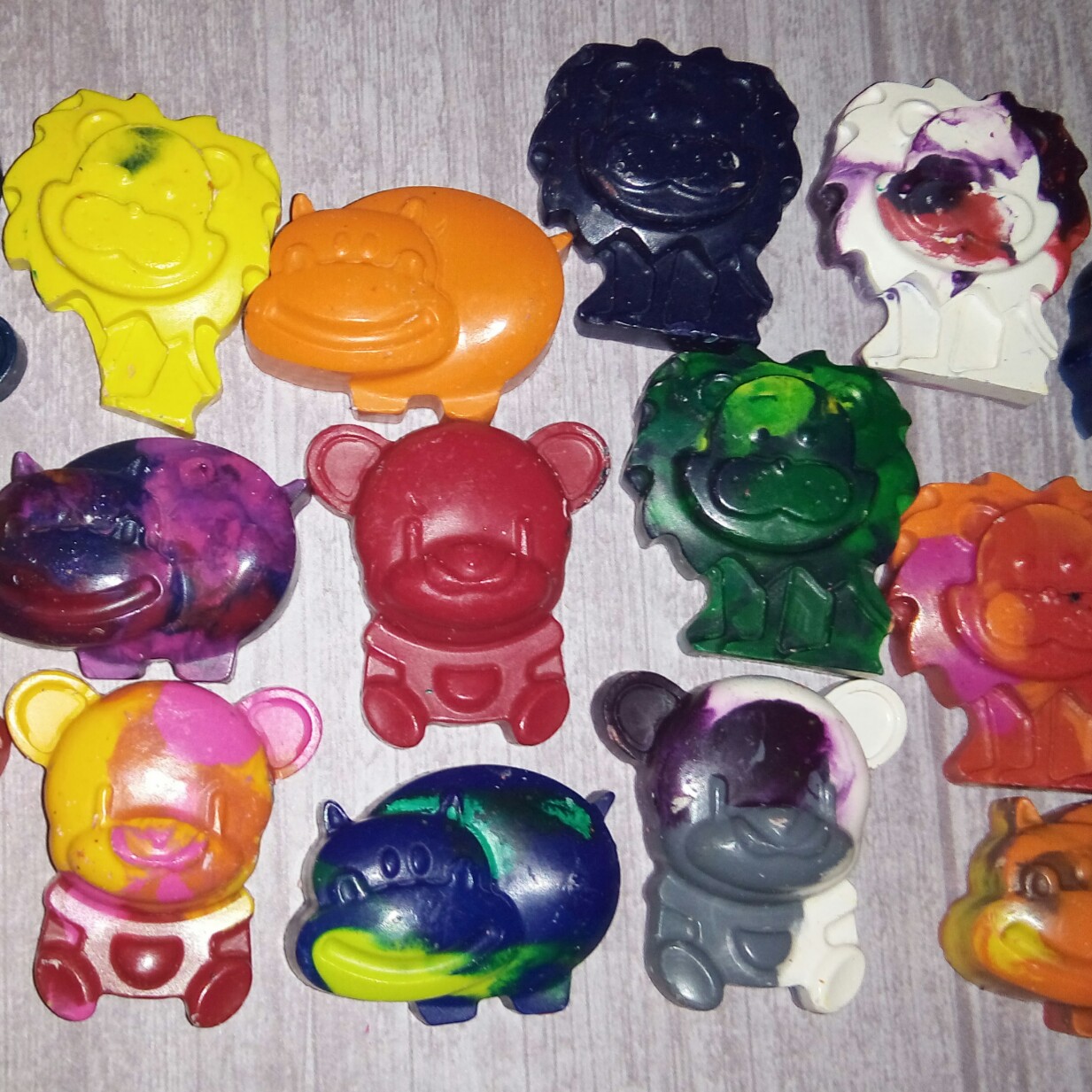 Image of 20 Wild Animal Crayons 