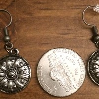 Wonder Woman Shield Earrings - Thumbnail 1