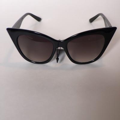 Sharp cat eye sunglasses