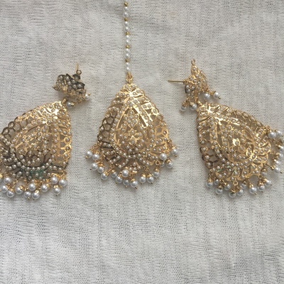 Sundar tikka and earring set 