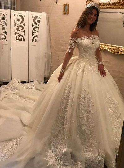 Charming Long Sleeves Wedding Dress with Appliques