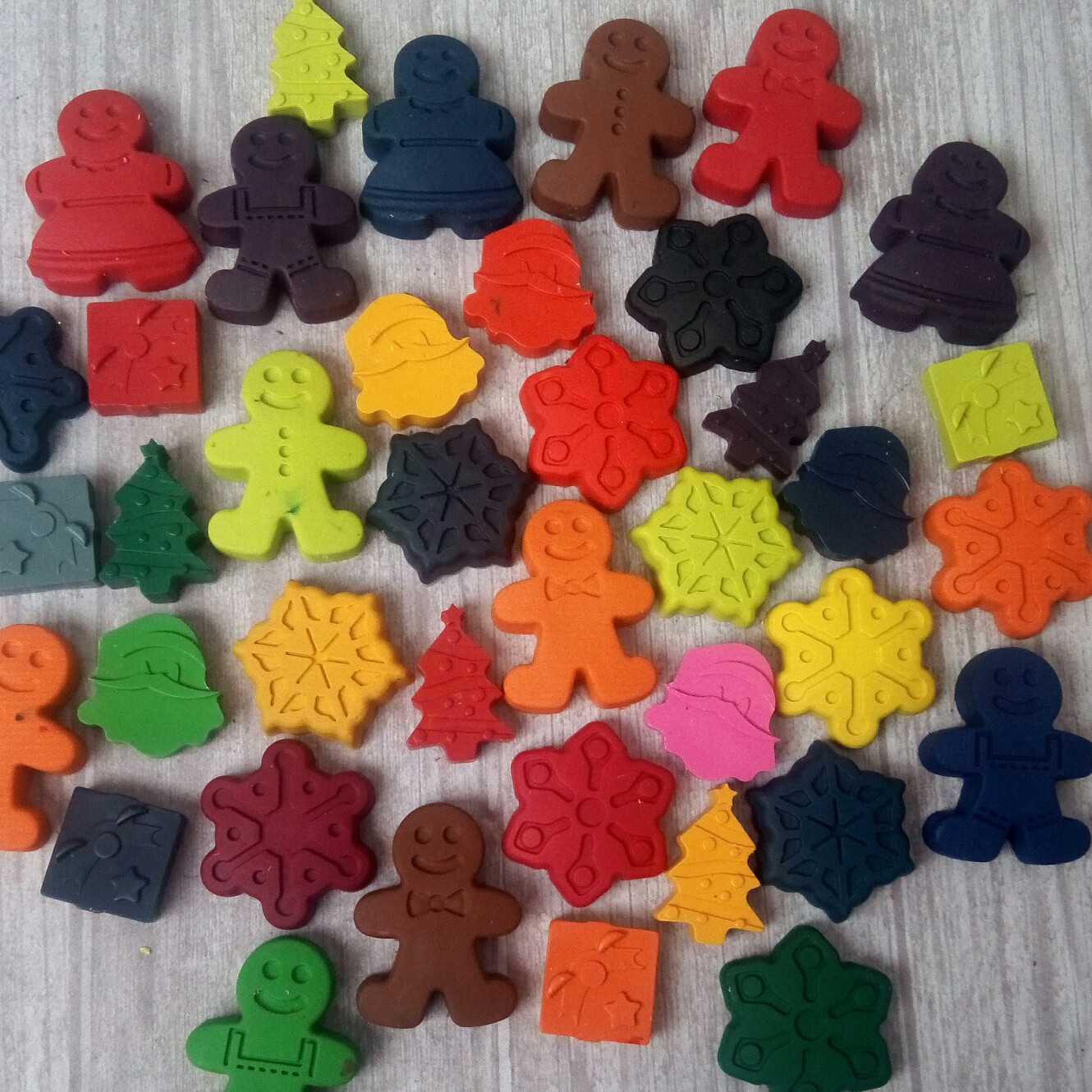 Image of 20 Christmas Holiday Crayons (Santa, Gingerbread Man, Snowflake, Christmas Trees and More) 