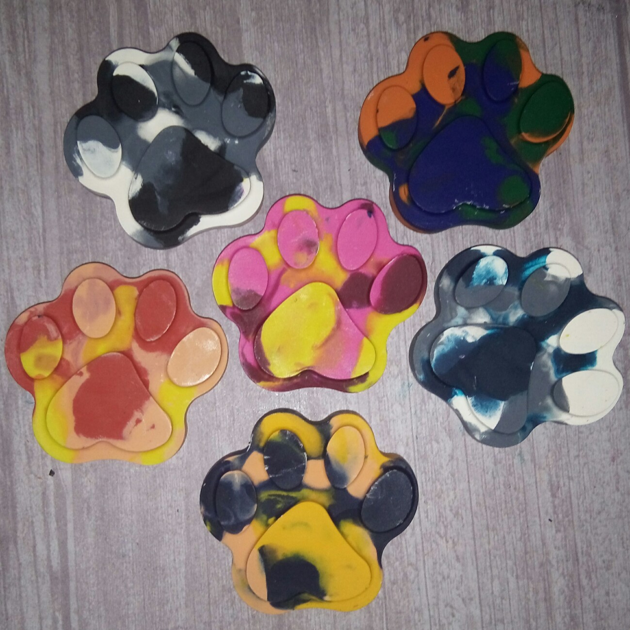 Image of 12 Paw Print Crayons