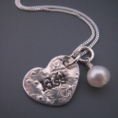 Kiss heart necklace
