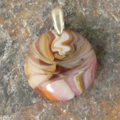 Small salmon pink and cinnabar glass pendant - Thumbnail 5