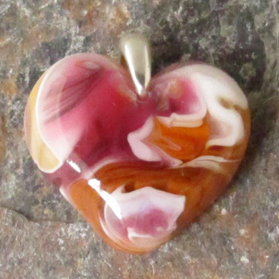 Salmon pink and cinnabar glass heart pendant - Thumbnail 5