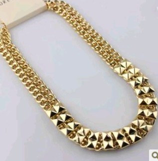 Thick Chain Rivet Necklace
