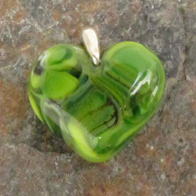 Rainforest green glass heart pendant - Thumbnail 2