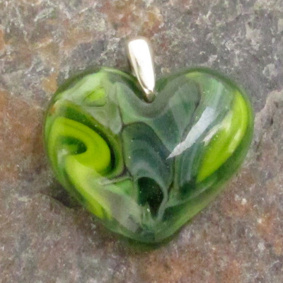 Rainforest green glass heart pendant - Thumbnail 1