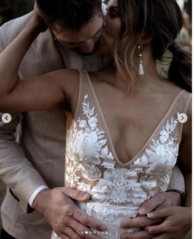 Sexy Deep V Neck Mermaid Wedding Dresses with Delicate Lace Wedding Gowns Champagne Lining Bridal Dress 