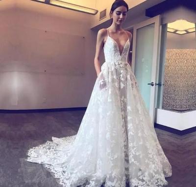 Plunging Spaghetti Straps Bohemia Wedding Dresses 2019 Sexy Lace Wedding Dresses Backless Sexy Back Count Train Beach Bridal Dress