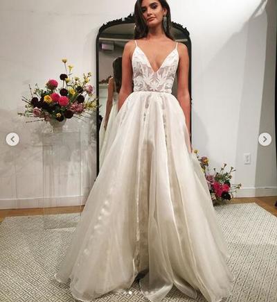 Simple Beach Wedding Dresses Boho Bridal Gowns Spaghetti Strips Delicate Lace Side Slit Wedding Dresses 