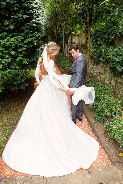 Simple A Line Wedding Dresses Crew Neck Long Sleeve Backless Covered Button Bridal Gowns