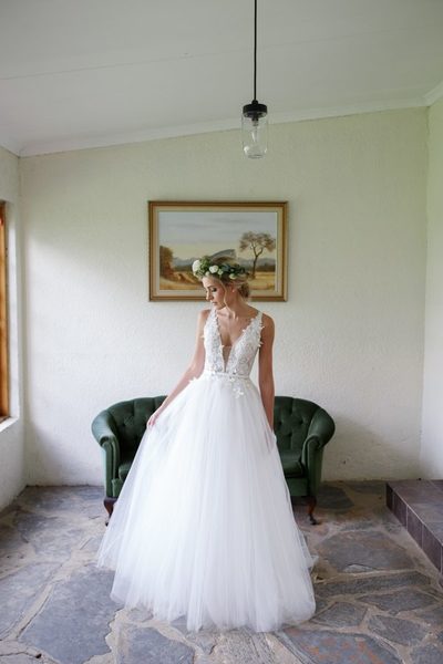 Ball Gown Tulle Garden Wedding Dresses Sexy Deep V Neck Lace Appliques Bridal Gowns Bridal Gowns