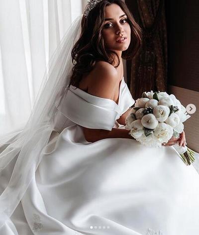 Stunning Ball Gown Wedding Dresses Off the Shoulder Bridal Gowns