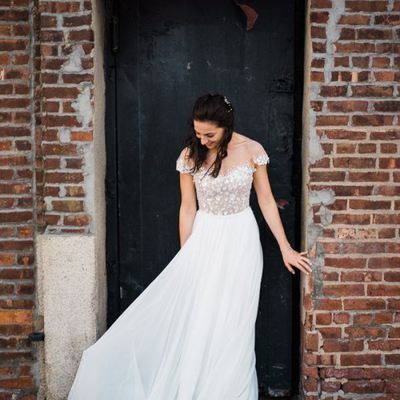 Simple a line chiffon wedding dresses crew neck short sleeve delicate lace handmade flowers pleat bridal gowns - Thumbnail 5