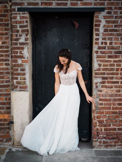 Simple A Line Chiffon Wedding Dresses Crew Neck Short Sleeve Delicate Lace Handmade Flowers Pleat Bridal Gowns