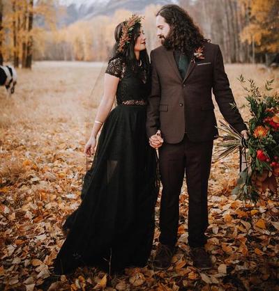 Glamorous Two Pieces Black Boho Beach Wedding Dresses Crew Neck Short Sleeve Lace Accents Bridal Gowns