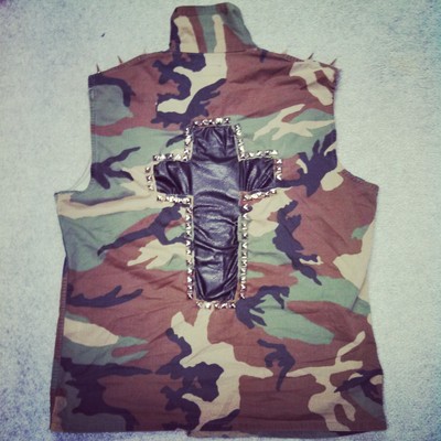 Men's crossback camo vest - size large