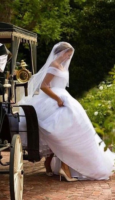 Stunning Ball Gown Tulle Wedding Dresses Off the Shoulder Sleeveless Covered Button Bridal Gowns