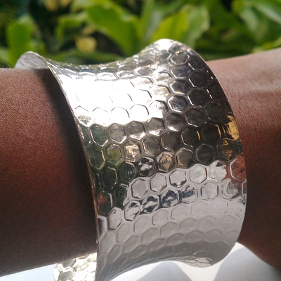 Honeycomb cuff