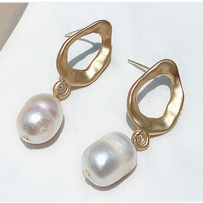 Minimalist irregular matte gold pearl earrings - Thumbnail 4