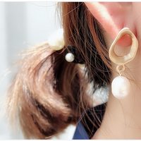 Minimalist Irregular Matte Gold Pearl Earrings - Thumbnail 2