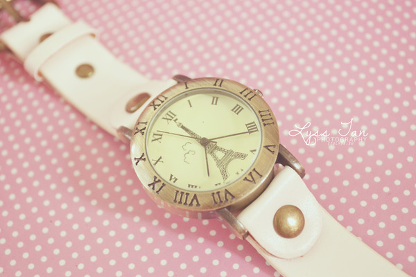 Eiffel watch in white