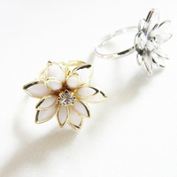Pretty White Petalled Flower Ring (Silver) - Thumbnail 1