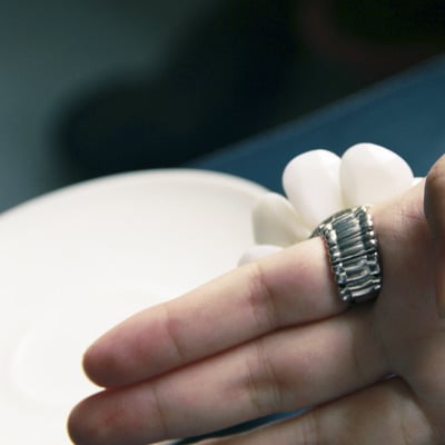 Large petalled pretty white flower ring