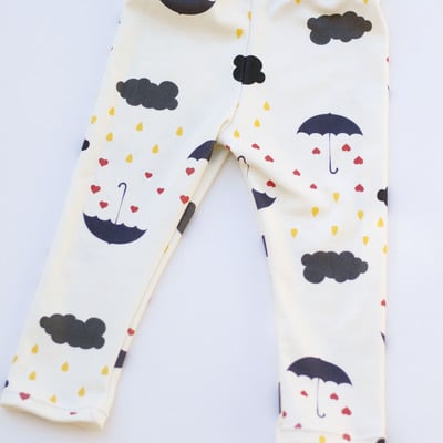 Organic cotton leggings in "raining hearts"