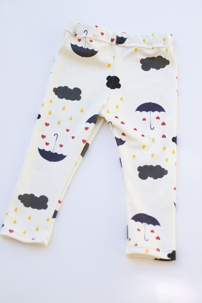 organic cotton leggings in "raining hearts"