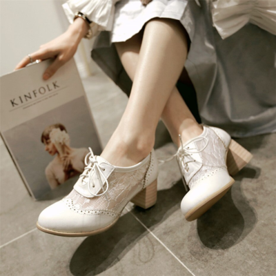 Gorgeous lace embroidery vintage style oxford shoes in black and white