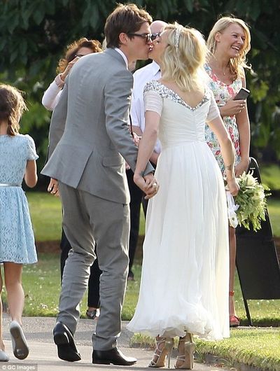 A Line Chiffon Wedding Dresses Crew Neck Beading Crystals Tea Length Bridal Gowns