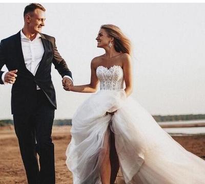 Rustic Wedding Dresses Sweetheart Lace Appliques Romantic Tulle A-Line Bridal Gowns