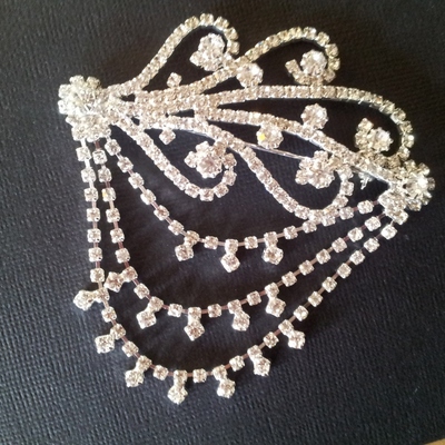 Vintage look rhinestone brooch