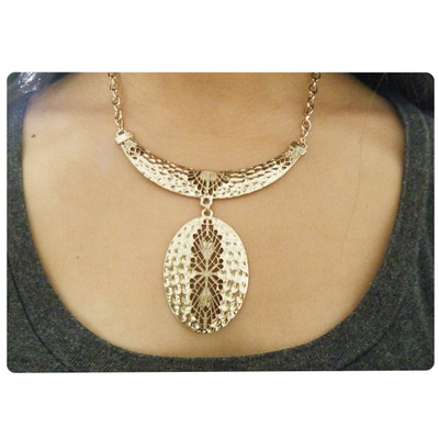 (new with tags) forever 21 gold collar necklace