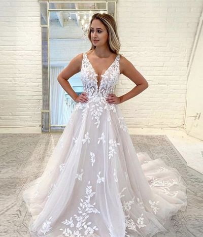Gorgeous Ball Gown V Neck White Wedding Dresses with Appliques
