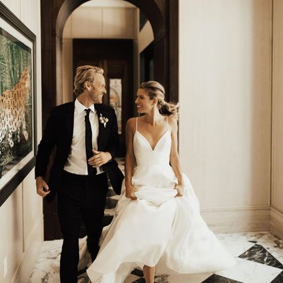 Sp1261,ivory spaghetti straps v-neck satin wedding dresses,sleeveless bridal dress with long train