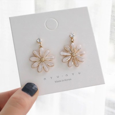 Kawaii daisy stud earrings - Thumbnail 3