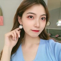 Kawaii Daisy Stud Earrings - Thumbnail 4