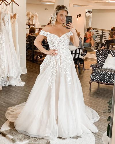 Gorgeous Ball Gown Off the Shoulder Tulle Wedding Dresses with Appliques