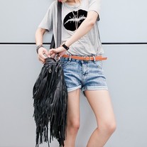 Flock printing "big kiss" gray cotton T-shirt