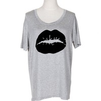 Flock printing "big kiss" gray cotton T-shirt - Thumbnail 3