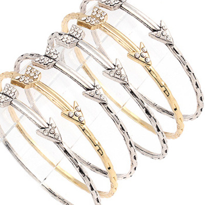 Straight shot arrow bangle in gold